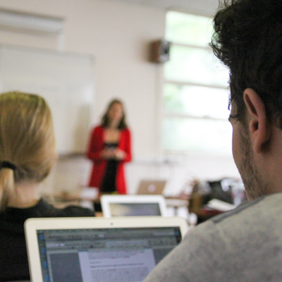 Cours de Droit en classe avec Annabelle Girardet.