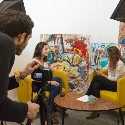 Tournage d'une interview avec une école partenaire dans nos studios pour mes-études.