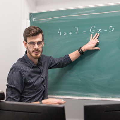 Louis Houël explique les équations lors d'un cours en live pour les candidats au CRPE.
